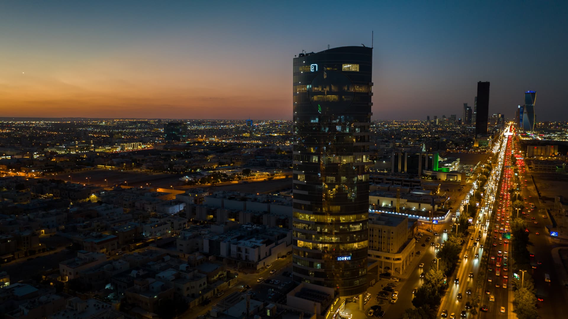 تصوير جوي ليلي لأفق مدينة الرياض